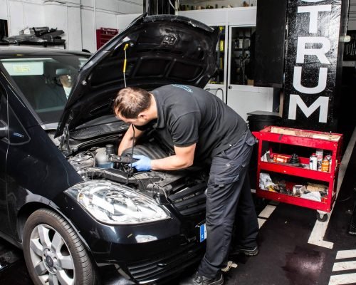 Revisión del coche en Montecarmelo